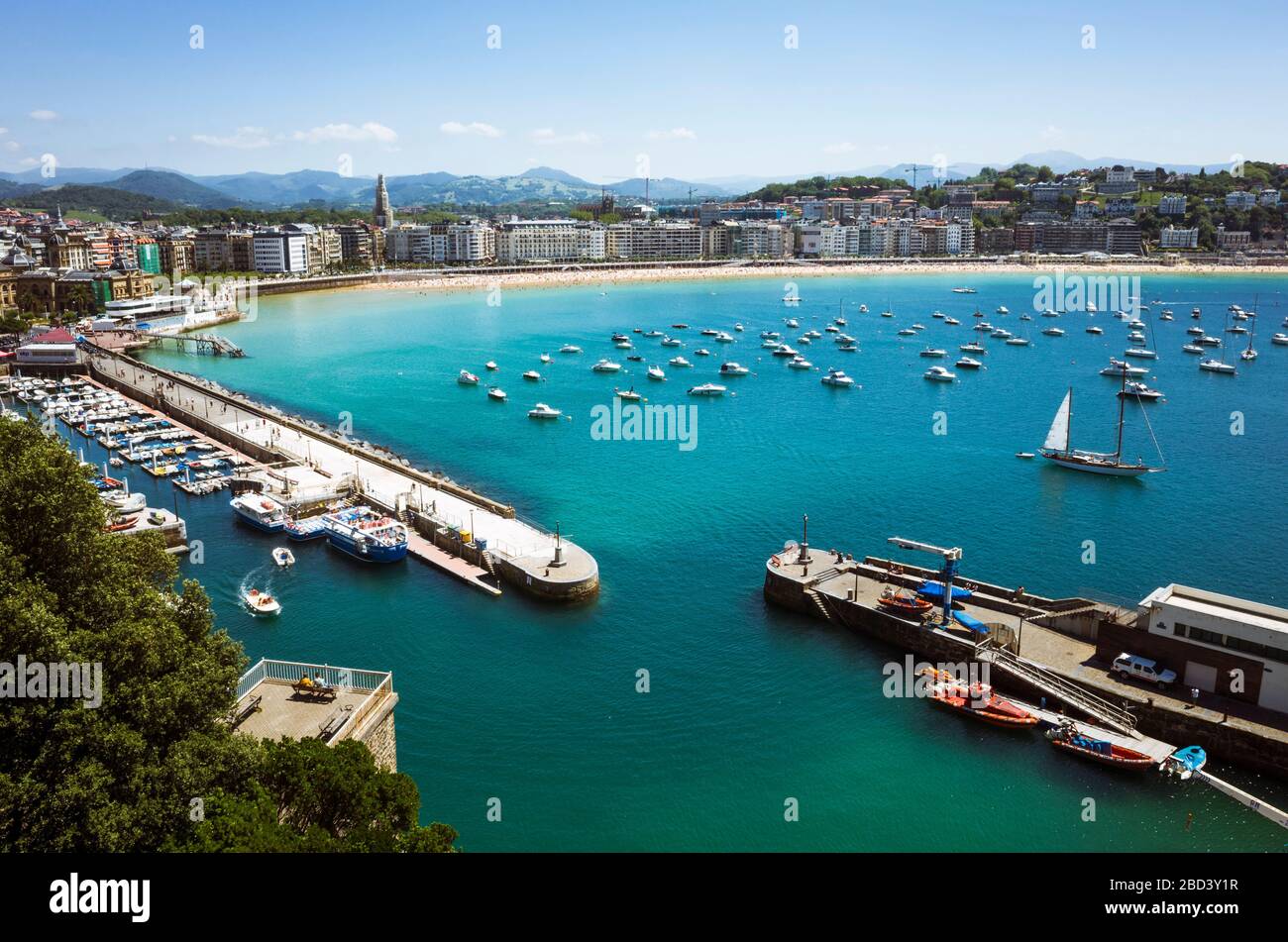 San Sebastian, Gipuzkoa, Baskenland, Spanien : Hochwinkelansicht der Bucht von La Concha vom Urgull-Hügel aus gesehen. Stockfoto