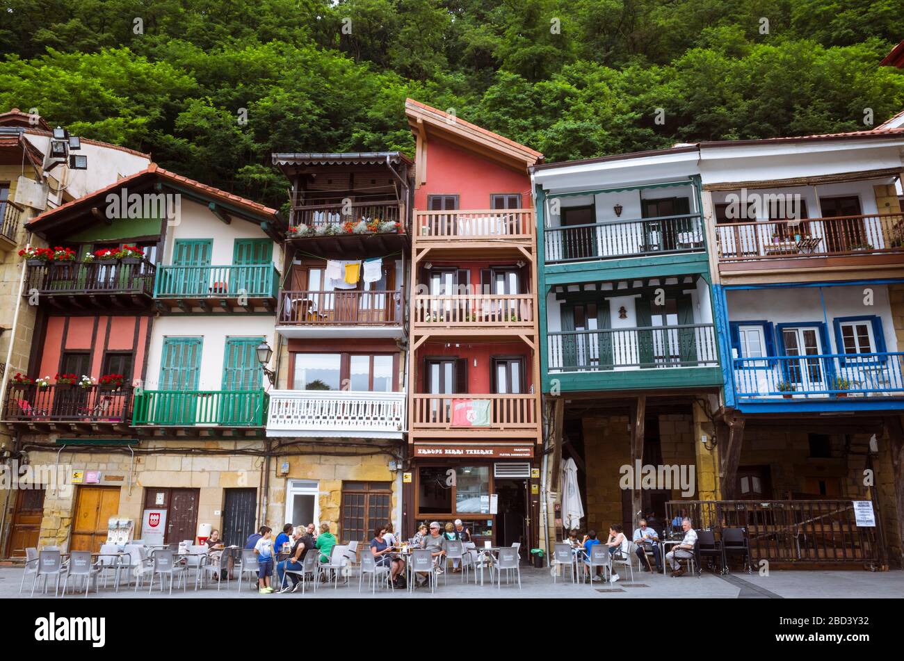 Pasajes, Gipuzkoa, Baskenland, Spanien - 17. Juli 2019: Bunte Fischerhäuser auf dem Santiago Platz von Pasajes de San Juan. Zufällige Peopl Stockfoto