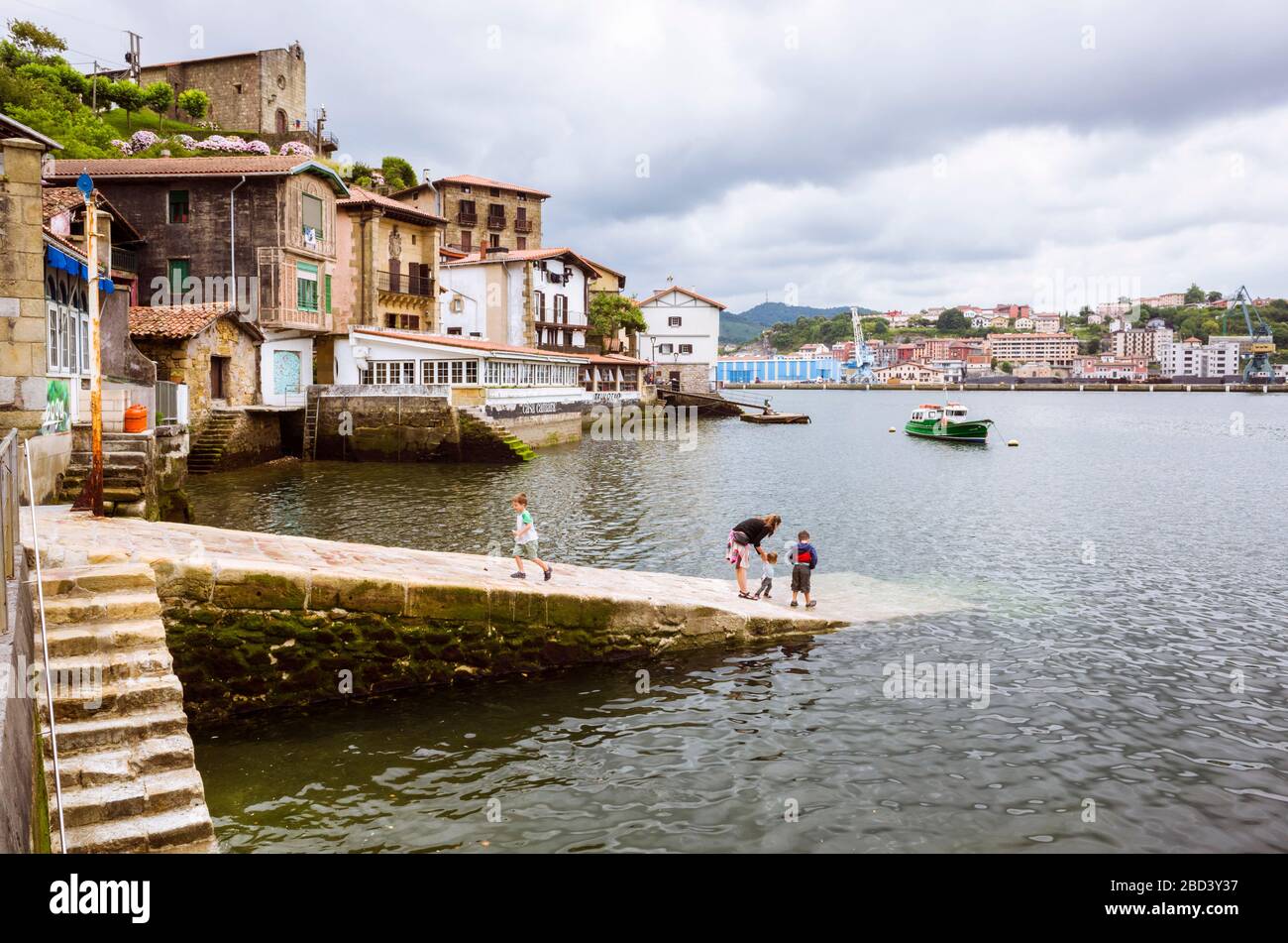 Pasajes, Gipuzkoa, Baskenland, Spanien - 17. Juli 2019: EINE Frau und Kinder stehen am Ufer der Altstadt von Pasajes de San Juan. Sant Stockfoto