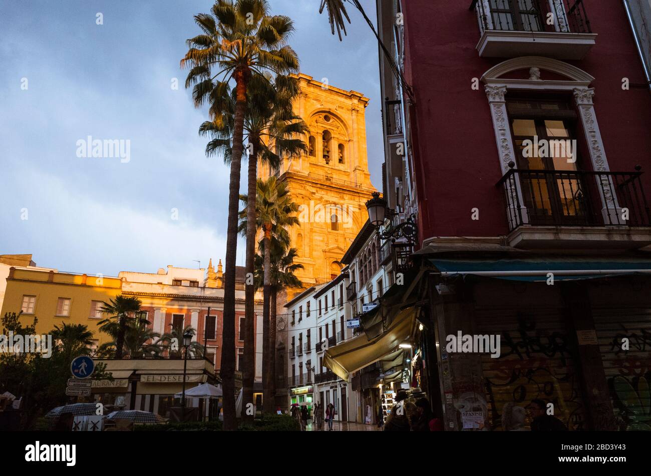 Granada, Spanien - 4. Dezember 2019: Turm der Kathedrale in der Abenddämmerung sonnt. Stockfoto