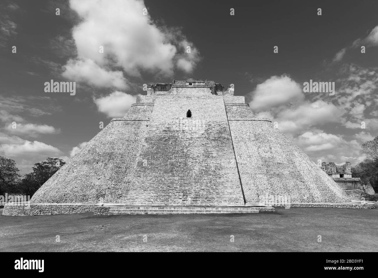 Die Maya-Pyramide des Magiers von Uxmal in Schwarzweiß, Yucatan-Halbinsel, Mexiko. Stockfoto