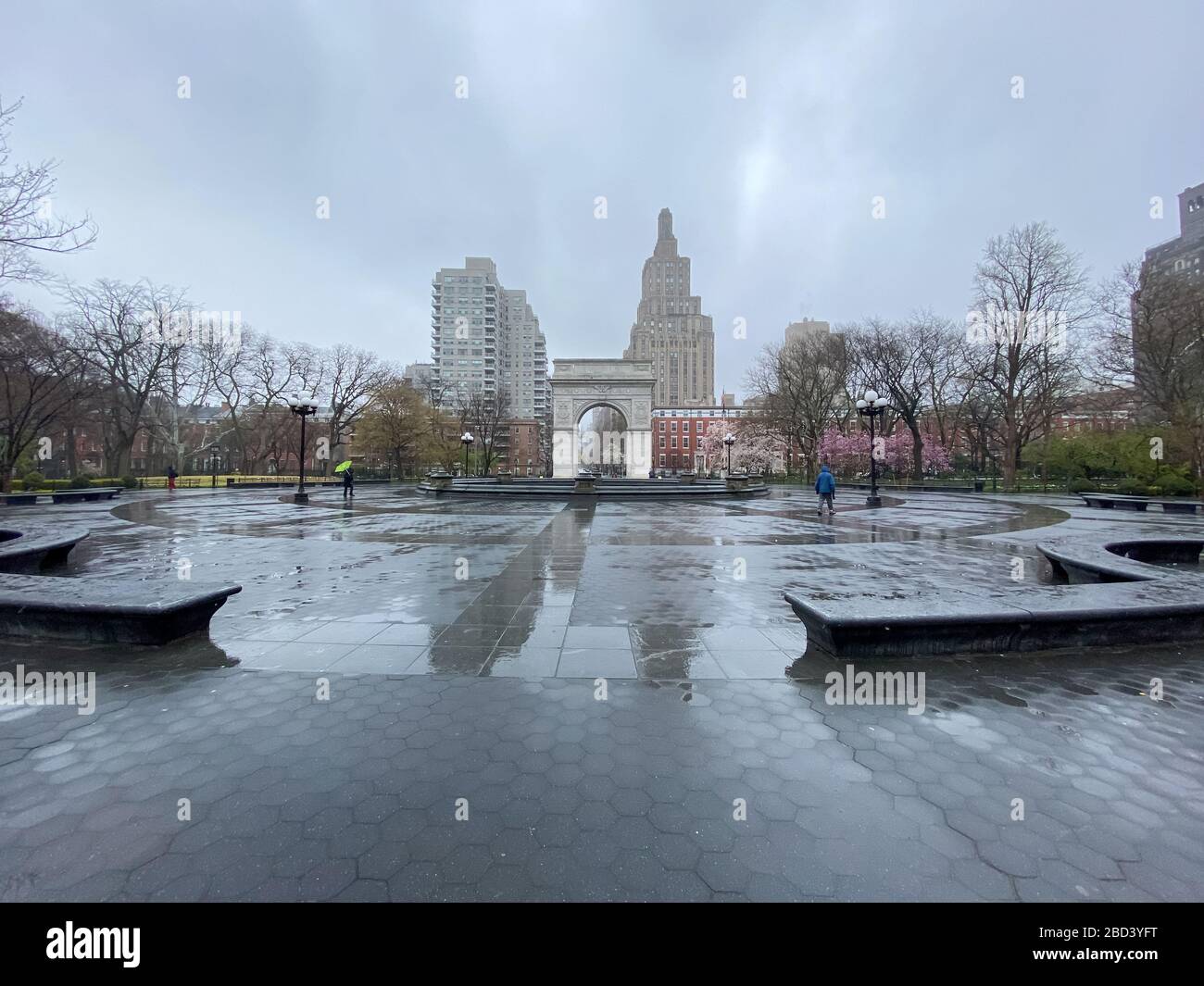 Nach der Selbstquarantäne und sozialen Distanzierung wurde in New York City keine Menschenmenge im Waschplatz Park platziert, um die Ausbreitung des Bündniss von 19 Pand zu verlangsamen Stockfoto