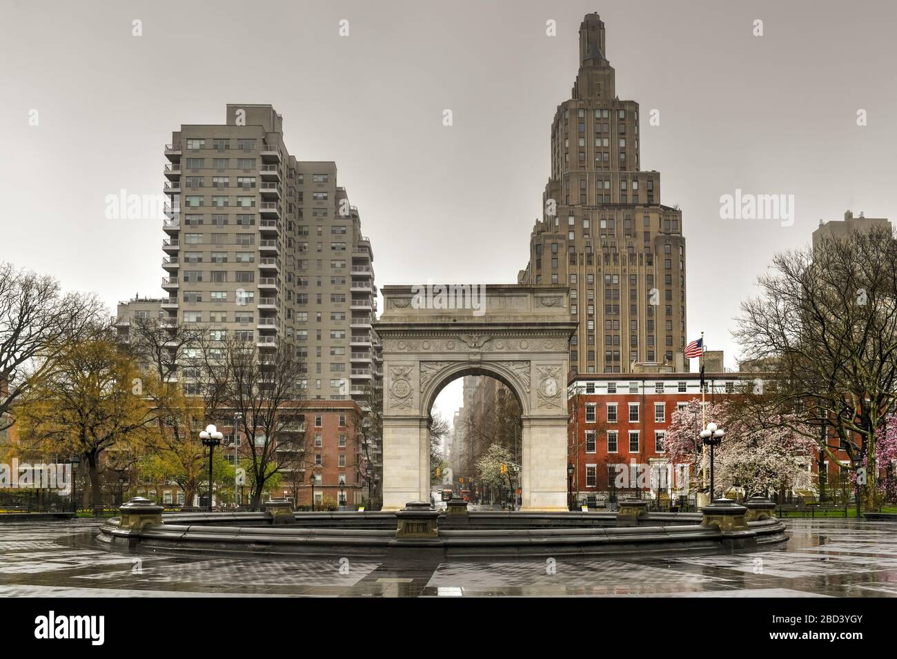 Nach der Selbstquarantäne und sozialen Distanzierung wurde in New York City keine Menschenmenge im Waschplatz Park platziert, um die Ausbreitung des Bündniss von 19 Pand zu verlangsamen Stockfoto