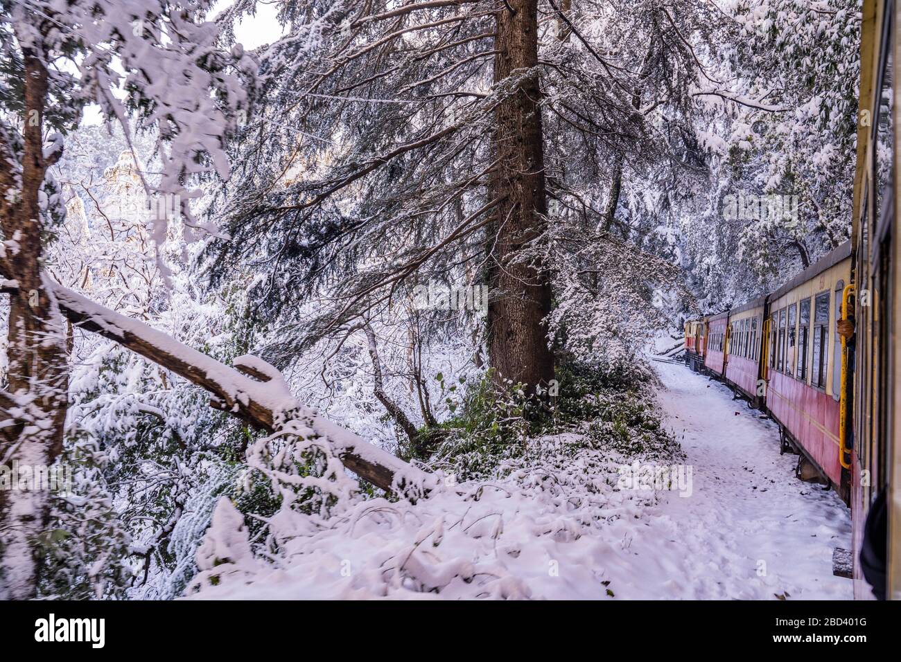 Wunderschöne Indian Railway nach Schneefall Stockfoto