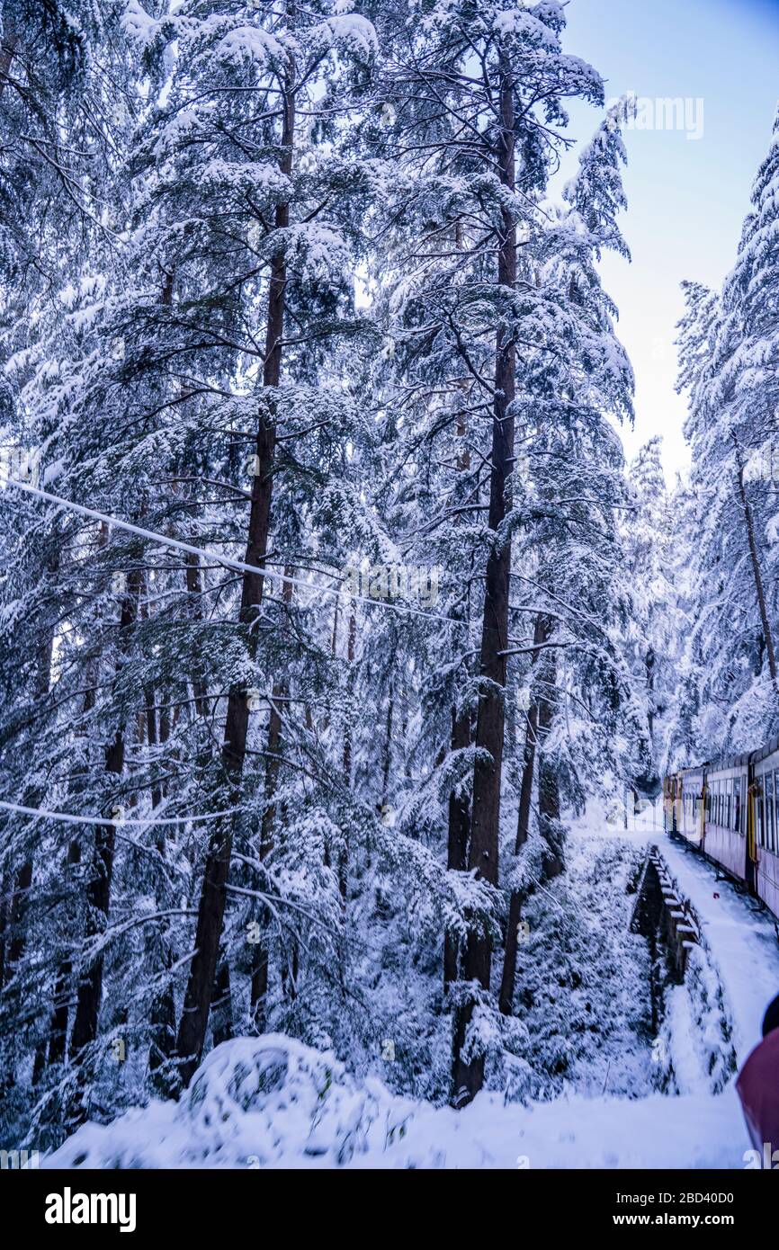 Wunderschöne Indian Railway nach Schneefall Stockfoto