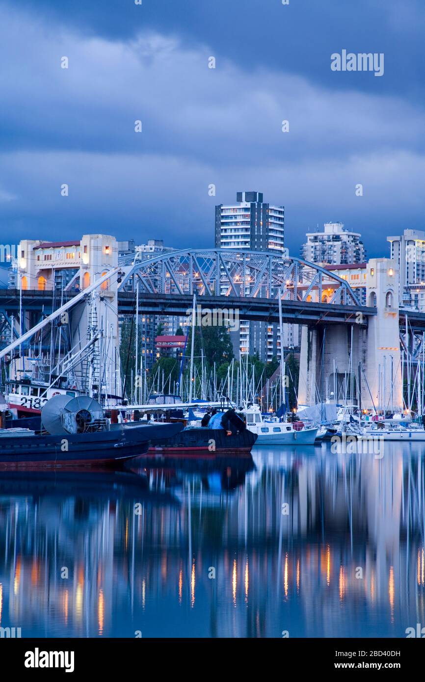 Burrard Bridge & Broker's Bay Marina, False Creek, Vancouver, British Columbia, Kanada, Nordamerika Stockfoto