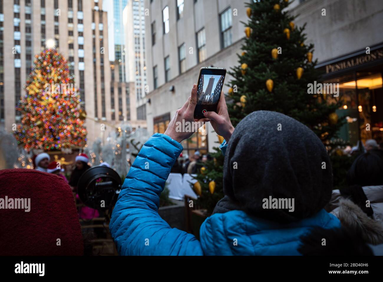 NEW YORK - 27. DEZEMBER Tourist mit seinem Smartphone Fotos vom Rockefeller Weihnachtsbaum machen Stockfoto