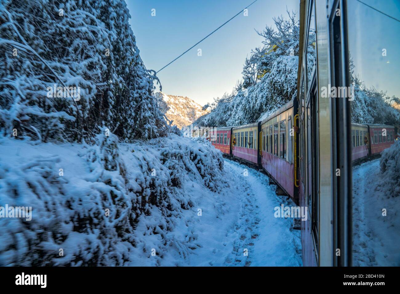 Wunderschöne Indian Railway nach Schneefall Stockfoto