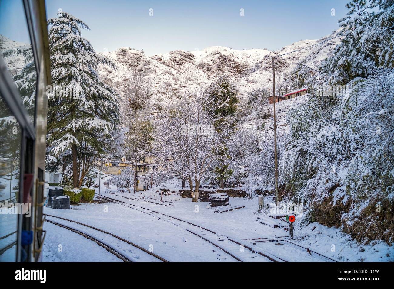 Wunderschöne Indian Railway nach Schneefall Stockfoto