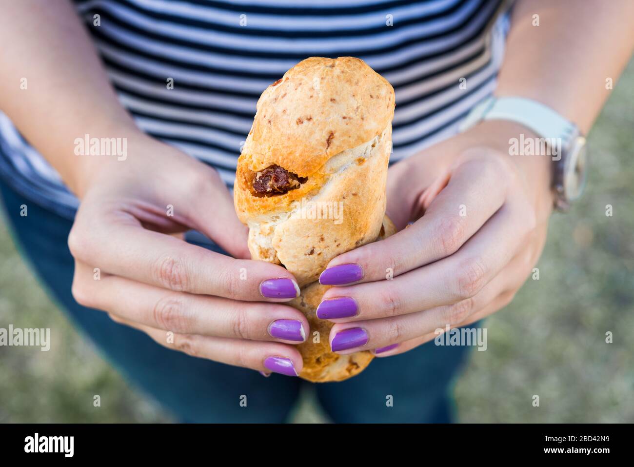 Paraguayisches Chipa-Käsebrot mit Chorizo-Wurst auf einem Straßennahrungsmarkt. Stockfoto