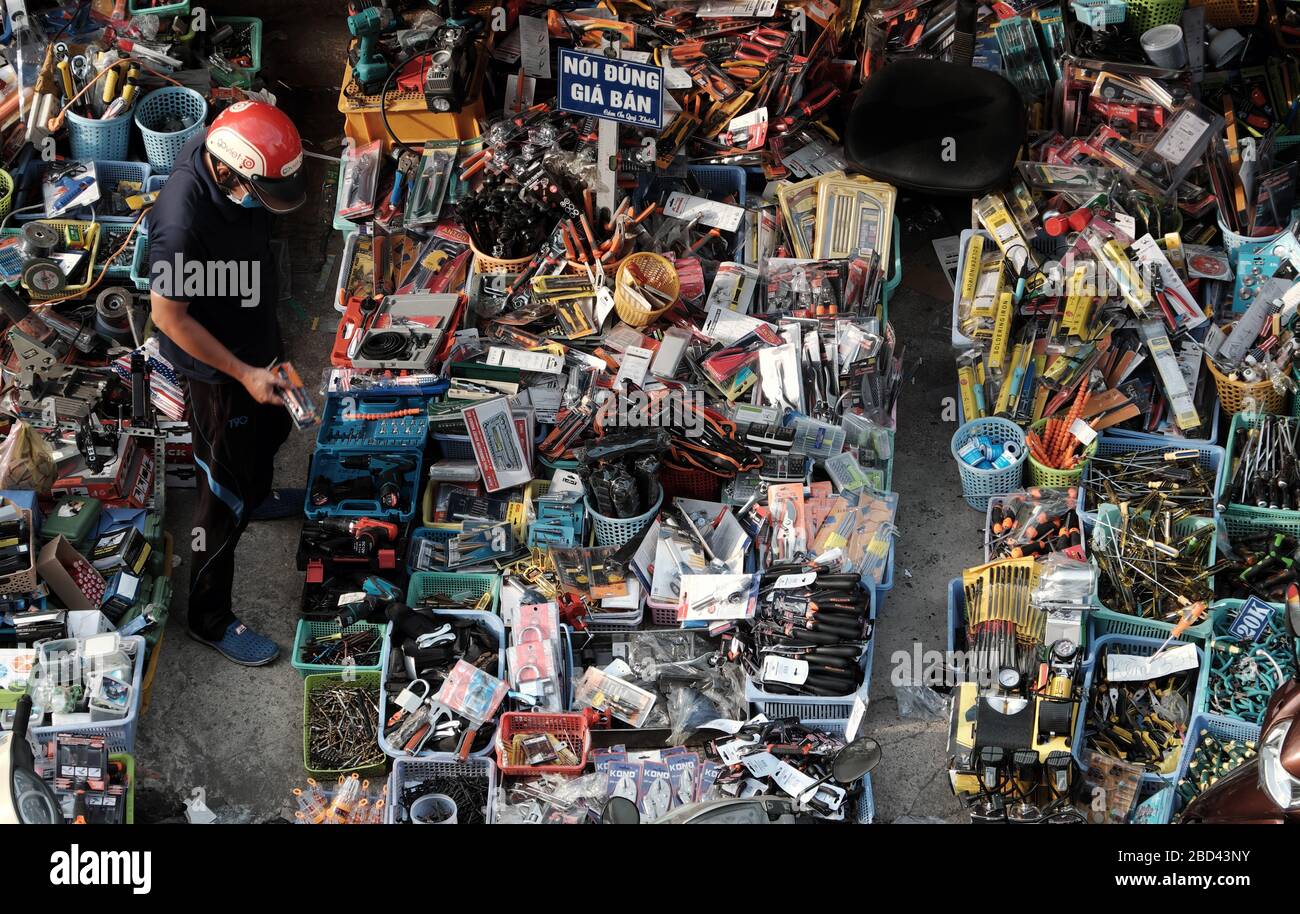 HO-CHI-MINH-STADT, VIET NAM, hochwertige Handwerkzeuge im Freien, elektronischer Markt für gebrauchte Hand, viele Freilufthändler verkaufen Werkzeugkits, elektronische Maschinenkomponenten Stockfoto