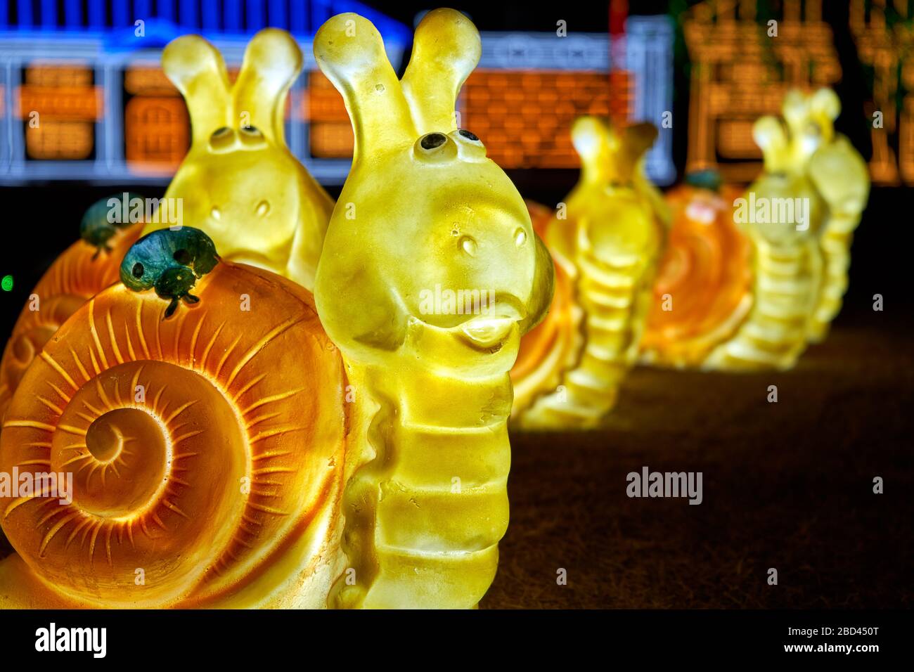 Nahaufnahme der künstlichen glühenden Schnecke während der Weihnachtsbeleuchtung Stockfoto
