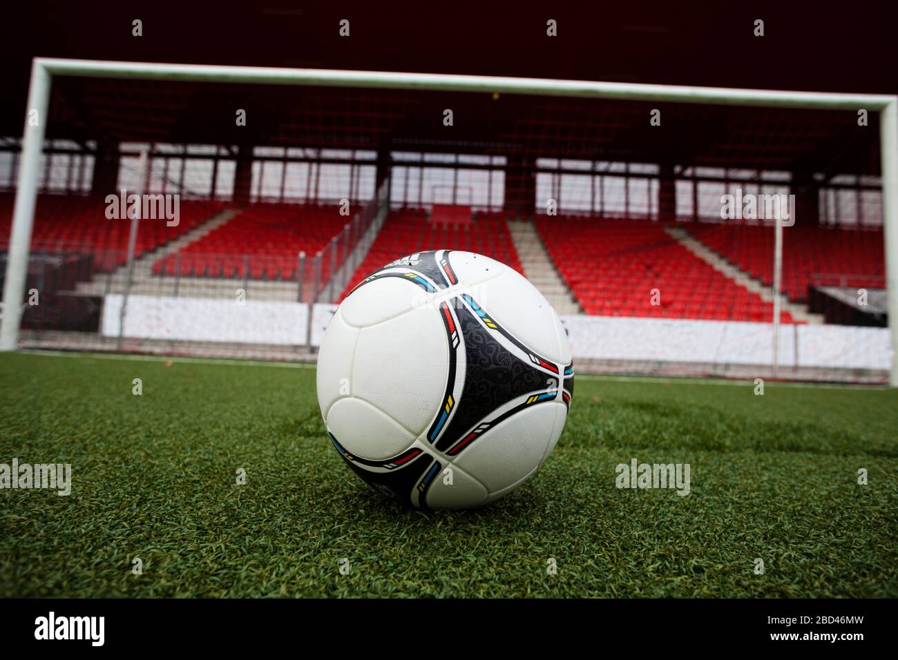 Leder Fußball im Fußballstadion Stockfoto