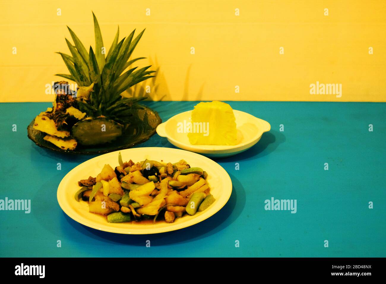 Alle 1 - nicht im Verkauf 1 - bestanden 1 gebratene Ananas mit Gurke, Pilz und Gurke Stockfoto