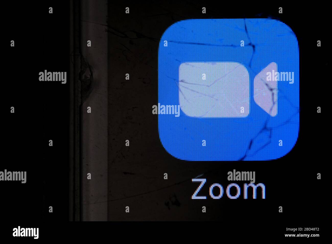 Ein Logo der App von Zoom Video Communications, Inc. Wird in dieser am 6. April 2020 in Katwijk, Niederlande, gesprungenen Fotolabbildung an einer gerissenen Oberfläche eines Smartphones vorbeigesehen. Kredit: Yuriko Nakao/AFLO/Alamy Live News Stockfoto
