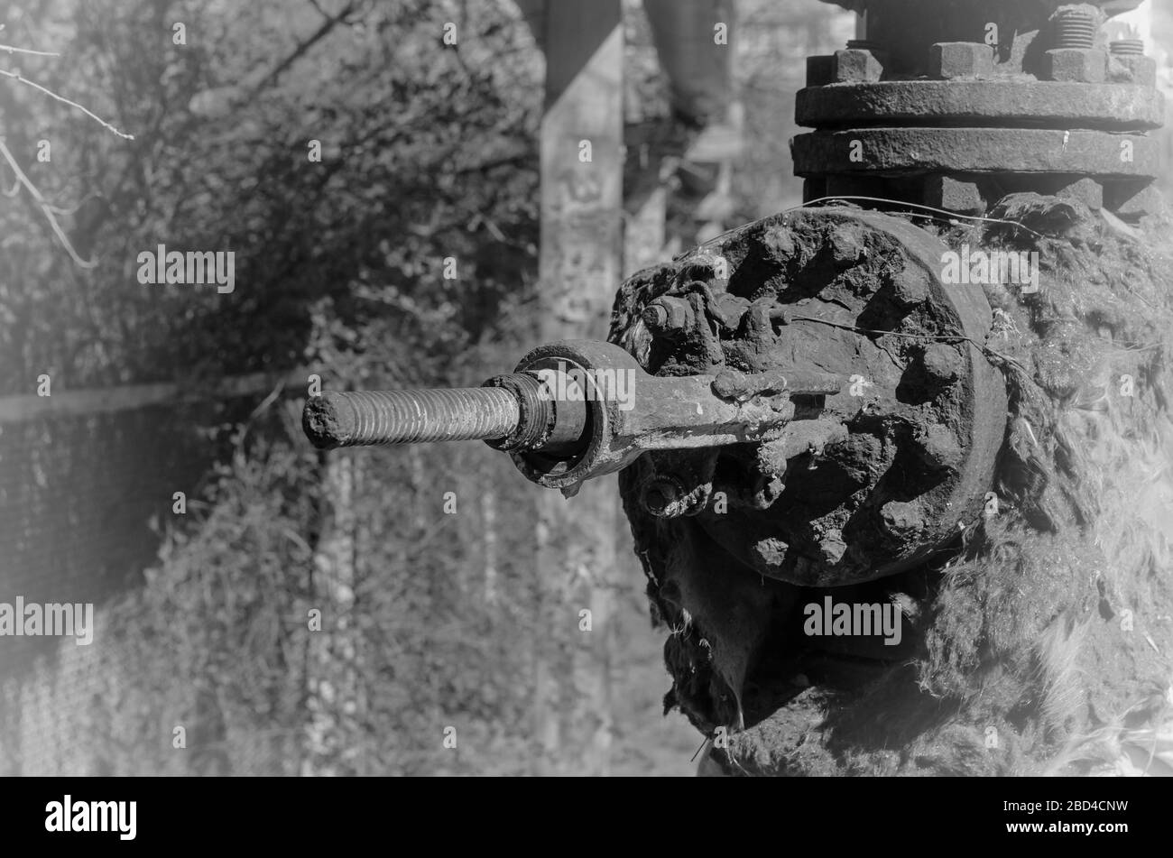 Rostiges Ventil an der Rohrleitung. Das Bild des Ventils auf der Heizungsleitung. Veraltetes Klinkerventil an der städtischen Wärmeleitung. Aufnahmen im Freien. Ohne Stockfoto
