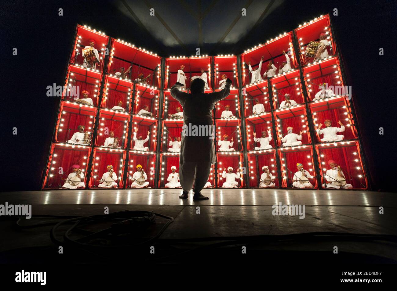 Roysten Abel dirigierte die Manganiyar-Verführung auf dem WOMAD-Festival, dem Charton Park, Großbritannien. Juli 2012 Stockfoto