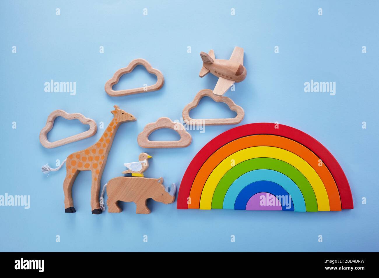 Buntes Holzspielzeug mit Regenbogenhintergrund. Vorschule, Kindheit. Null-Abfall-Konzept. Stockfoto