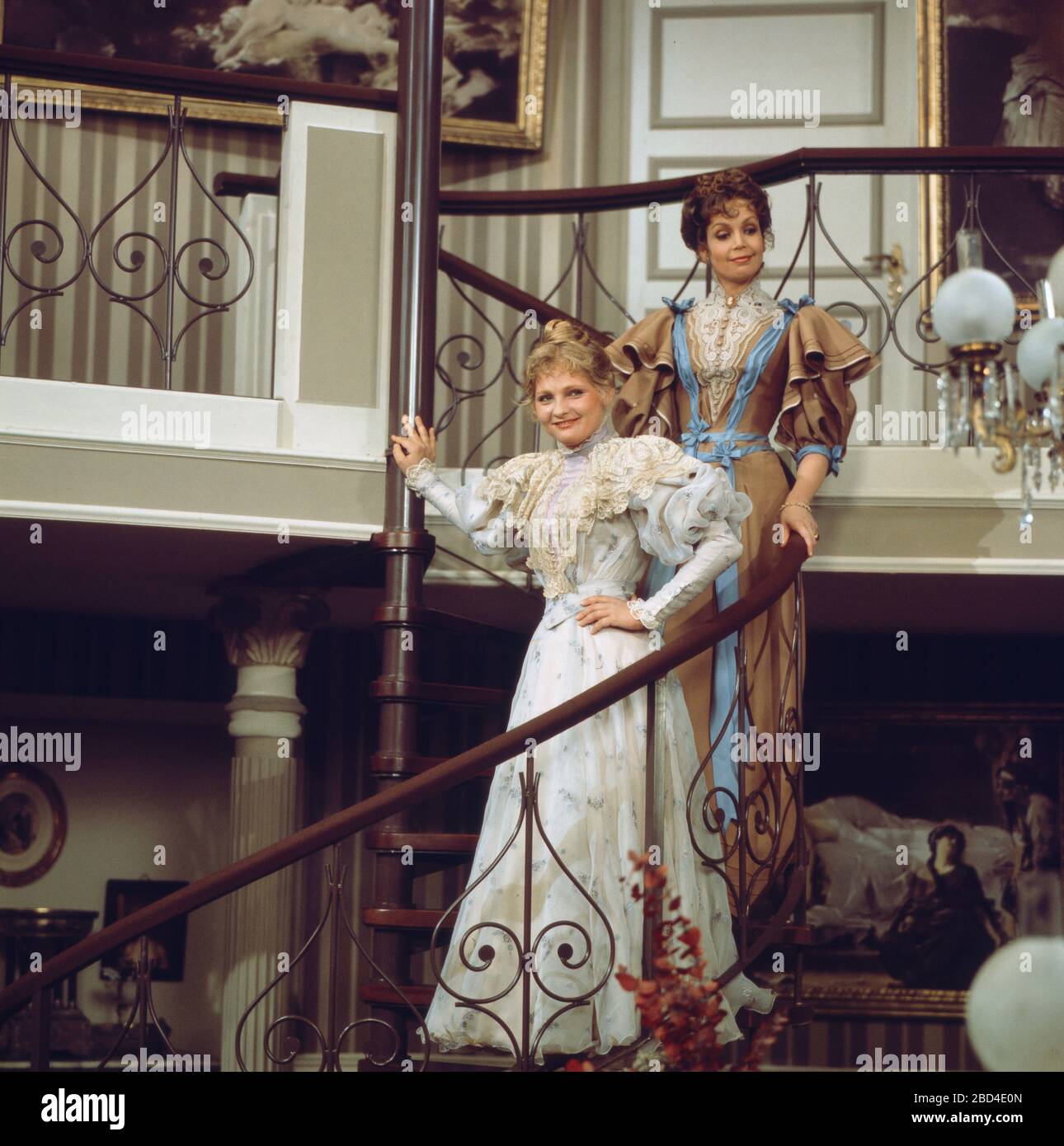 Susanne Schaefer und Barbara Rath auf der Treppe in die kleinen Hände ...
