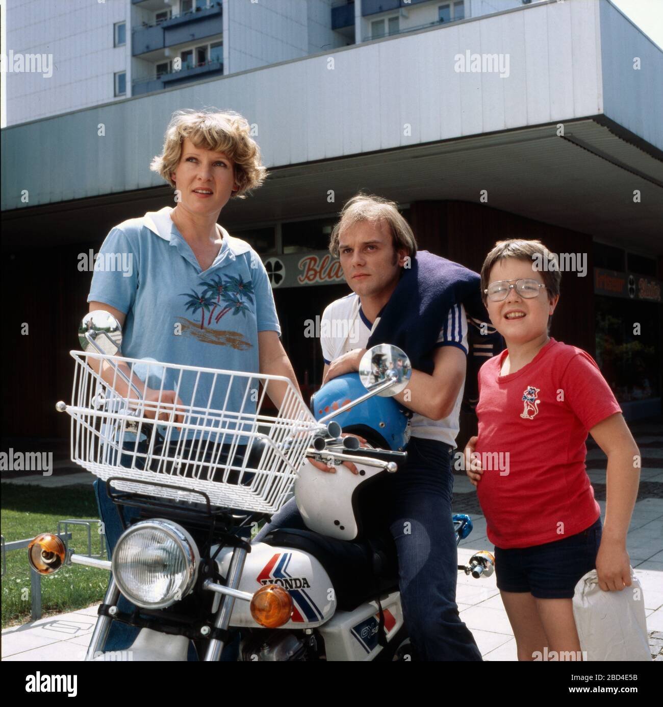 Rosel Zech als Elfriede knapp, Ulrich Gebauer als Hans und Ralf Potz als Siggi versammelt um einen Motorroller, Regie: Stephan Meyer, 1981. Deutsche Schauspieler Rosel Zech als Elfriede knapp, Ulrich Gebauer als Hans und Ralf Potz als Siggi um einen Roller, Regie: Stephan Meyer, 1981. Stockfoto