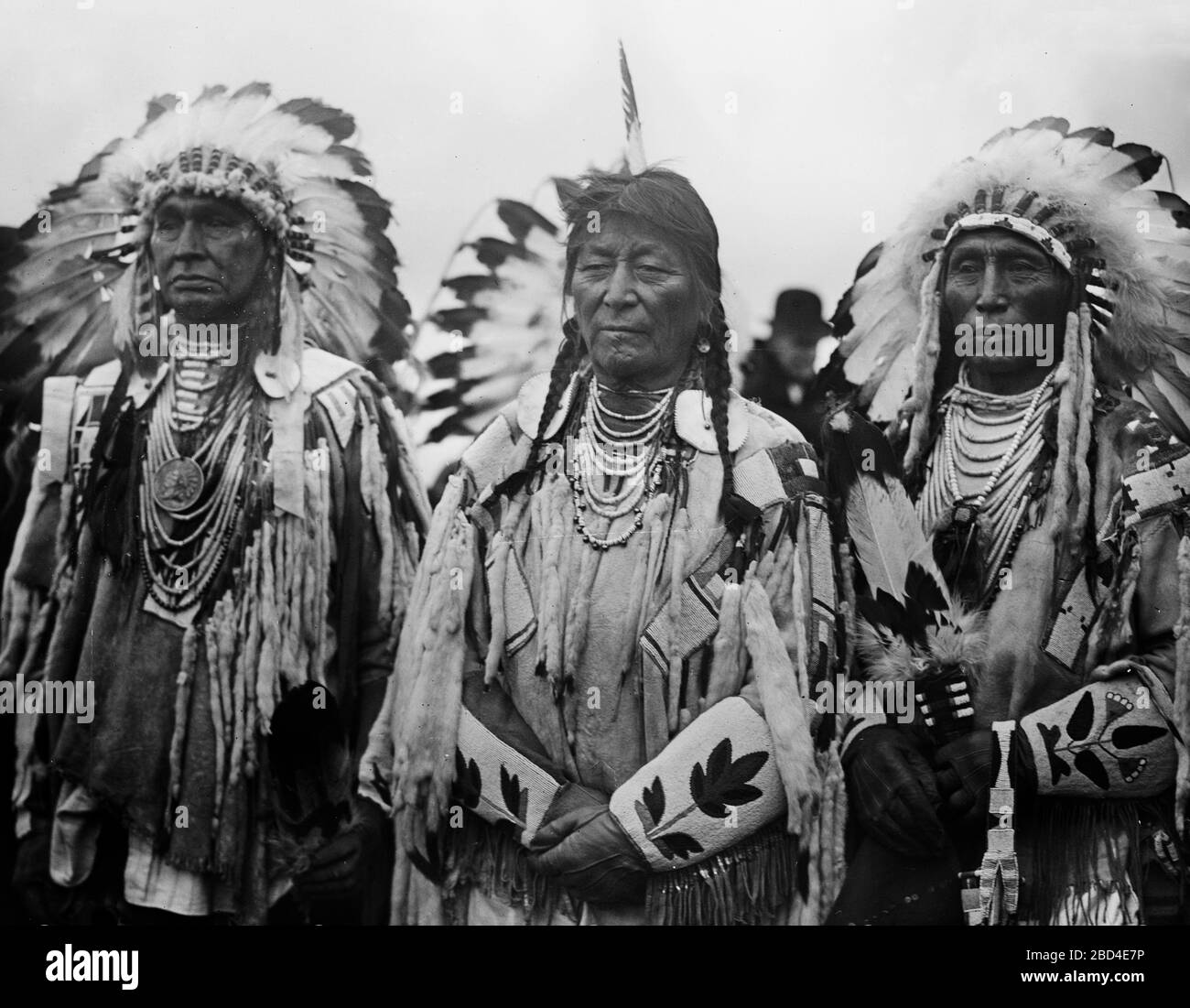(Von links nach rechts) White man rennt ihn (ca. 1855-1925), Plenty Coups (1848-1932) und Medicine Crow Stockfoto