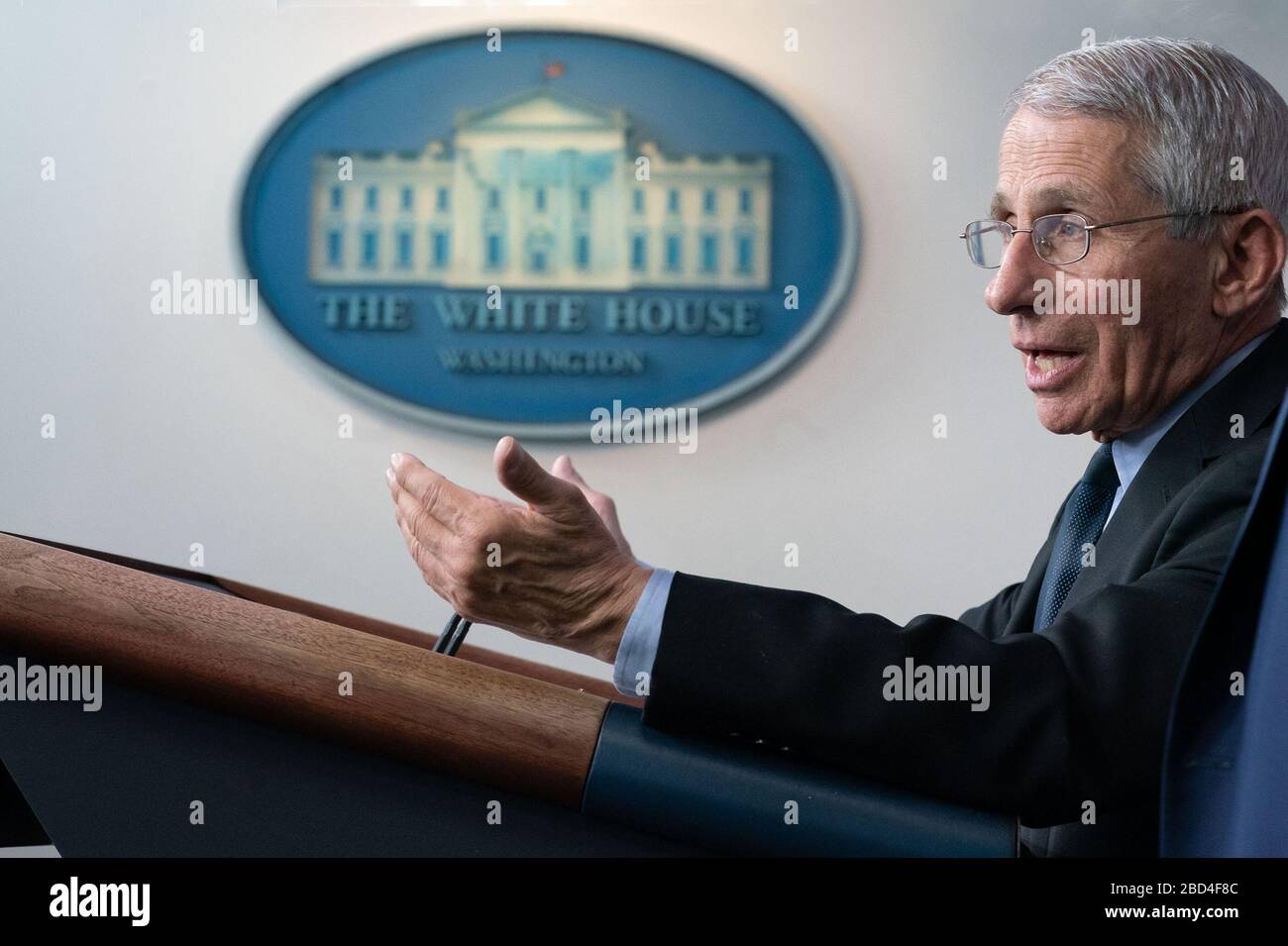 Dr. Anthony S. Fauci, Direktor des National Institute of Allergy and Infectious Diseases und Mitglied der Taskforce des Weißen Hauses Coronavirus, spricht seine Bemerkungen am Montag, den 16. März 2020, im James S. Brady Press Briefing Room des Weißen Hauses an. Stockfoto