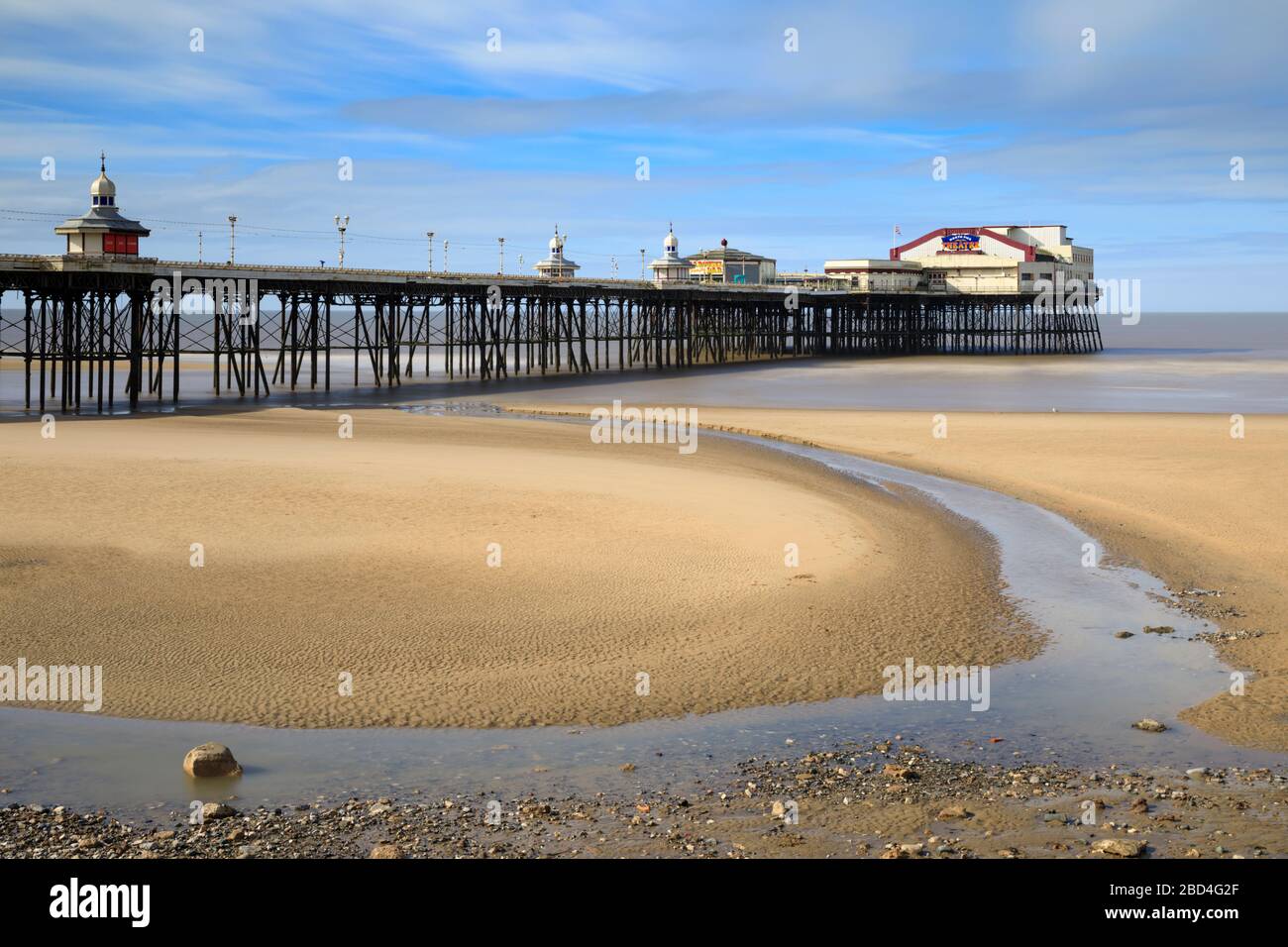 Der North Pier von Blackpool wurde von der Promenade eingefangen. Stockfoto