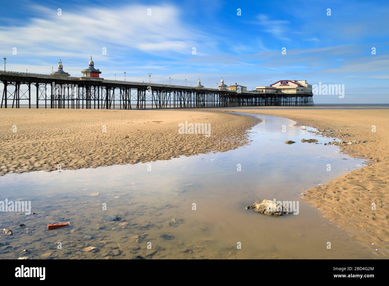 Der North Pier von Blackpool wurde von der Promenade eingefangen. Stockfoto