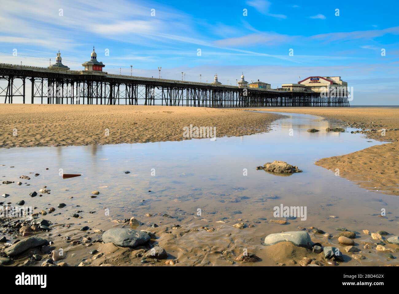 Der North Pier von Blackpool wurde von der Promenade eingefangen. Stockfoto