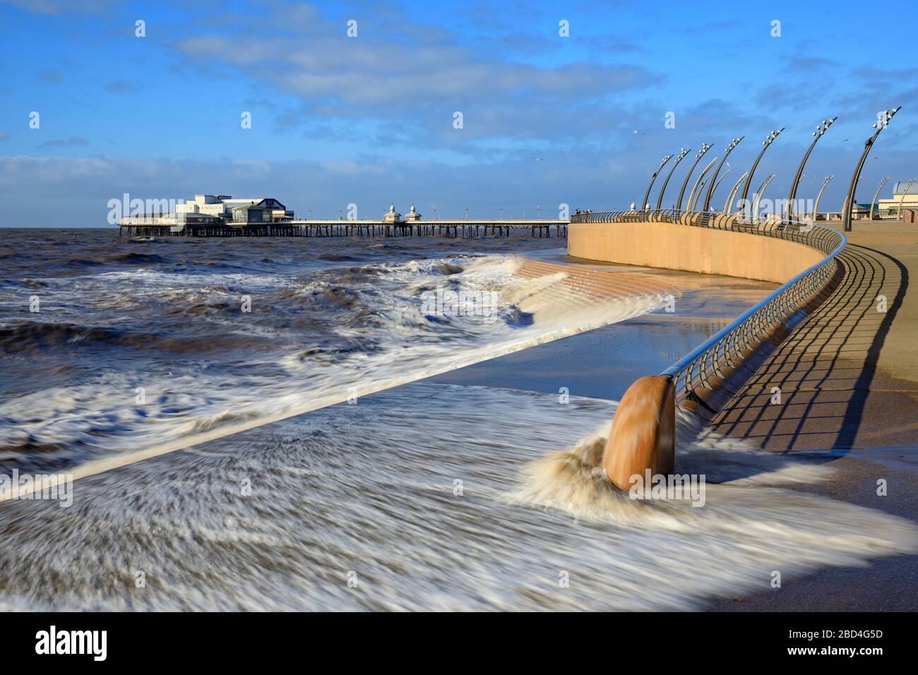 Der North Pier wurde von der Promenade in Blackpool eingefangen. Stockfoto