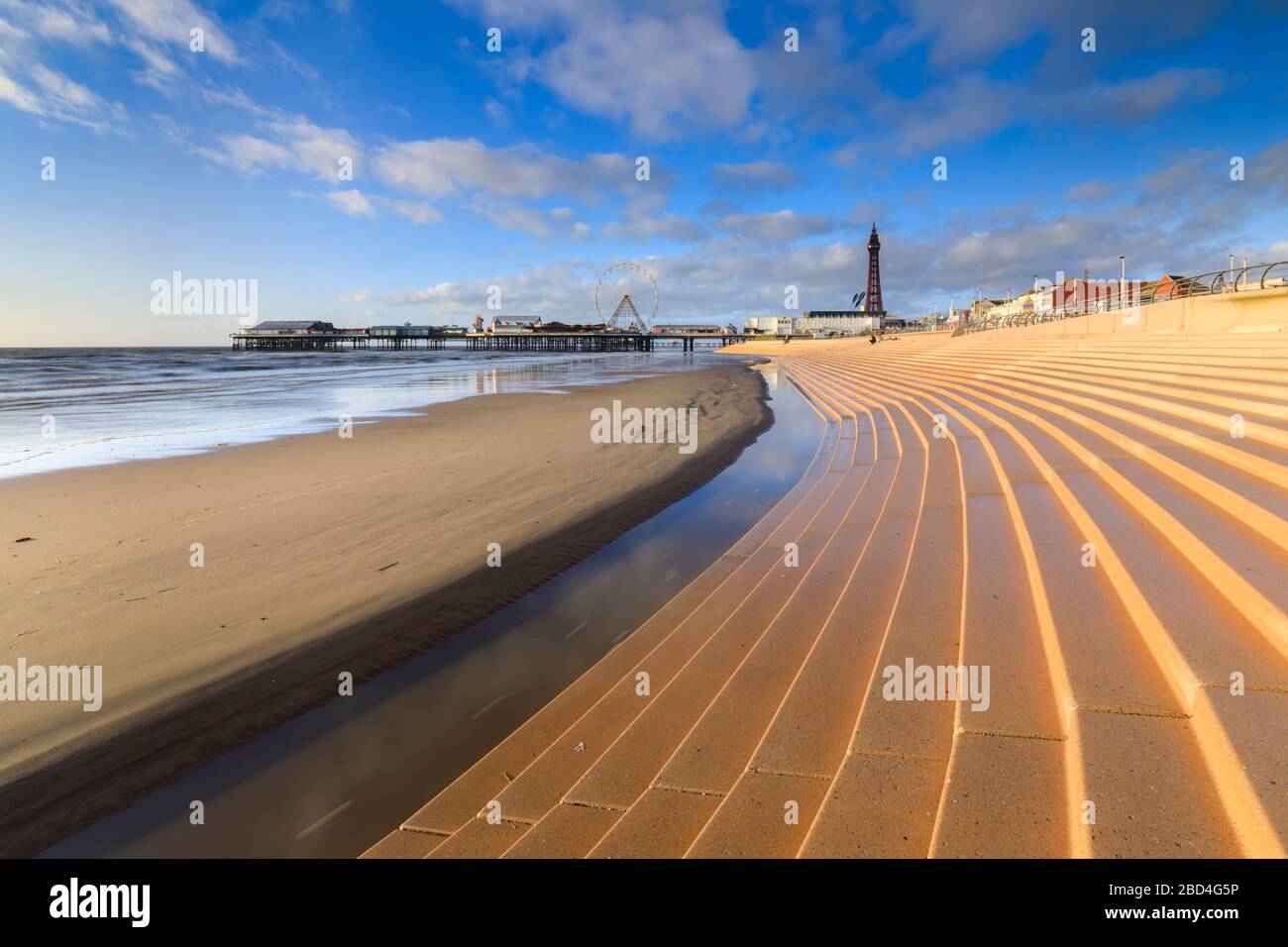 Der zentrale Pier und der Blackpool Tower wurden von der Meereswand aus eingefangen. Stockfoto