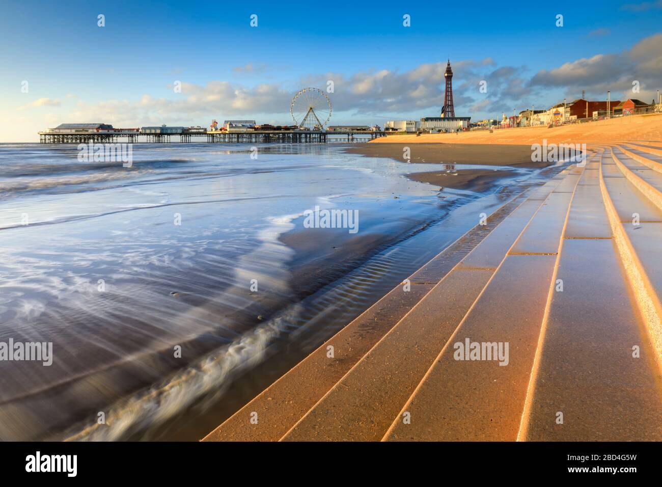 Der zentrale Pier und der Blackpool Tower wurden von der Meereswand aus eingefangen. Stockfoto