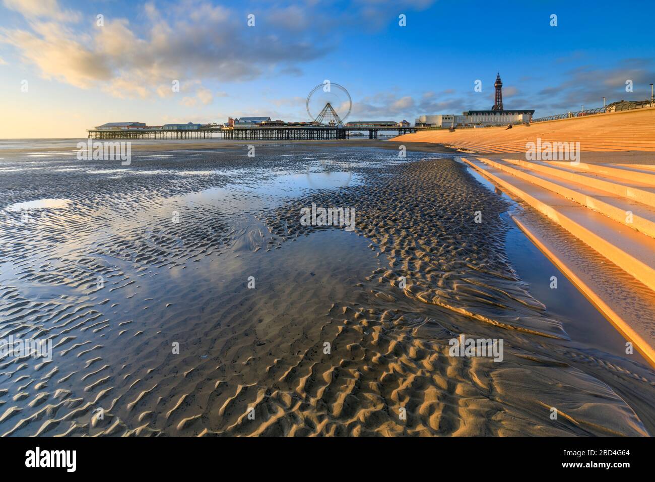 Der zentrale Pier und der Blackpool Tower wurden vom Strand aus eingefangen. Stockfoto