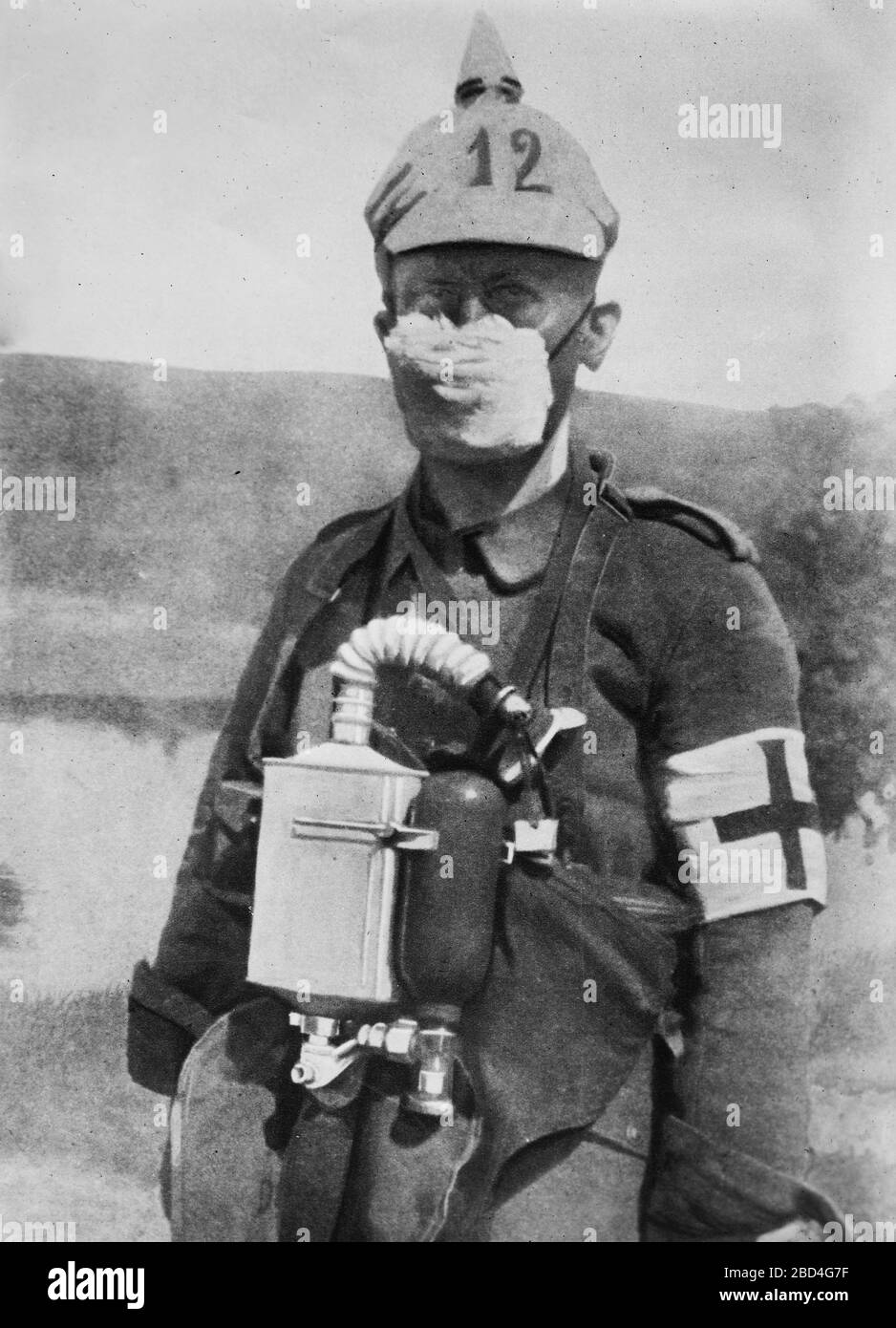 Deutscher Soldat trägt eine Gesichtsmaske zum Schutz vor Gasangriffen im ersten Weltkrieg. 1910-1915 Stockfoto