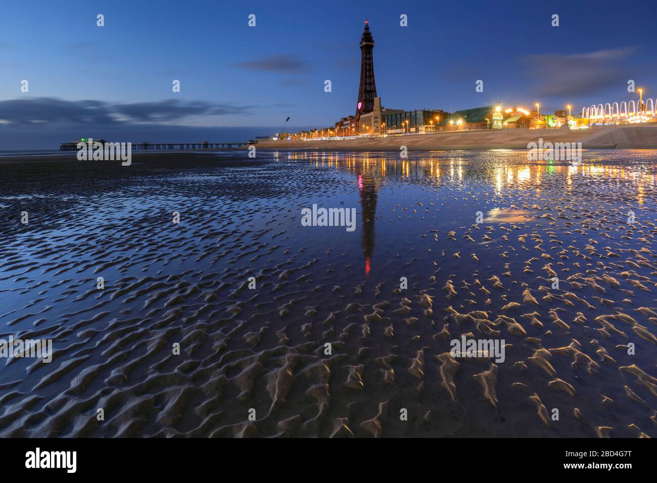 Black Tower und North Pier während der Dämmerung vom Strand aus eingefangen. Stockfoto