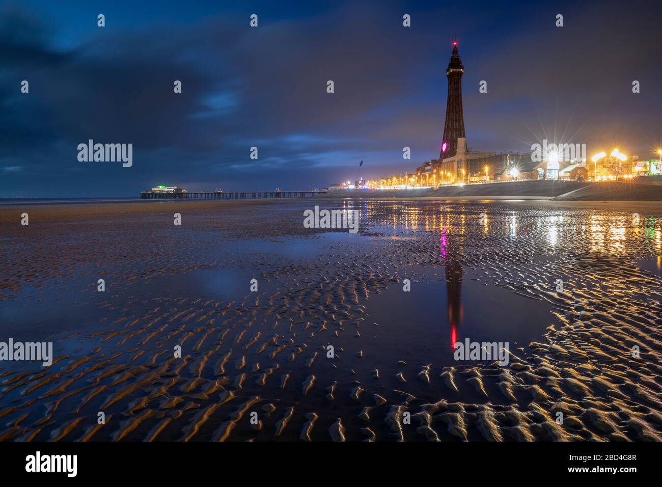 Black Tower und North Pier während der Dämmerung vom Strand aus eingefangen. Stockfoto
