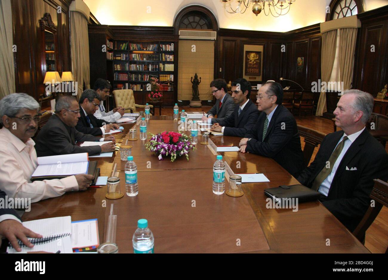 Dr. Jim Yong Kim traf sich am 3. April in Neu-Delhi mit dem indischen Finanzminister Pranab Mukherjee. Sie diskutierten über die wichtige Rolle der Weltbank bei der Förderung des globalen Wachstums und der Unterstützung der Entwicklungsländer beim Schutz vor externen Schocks. Stockfoto