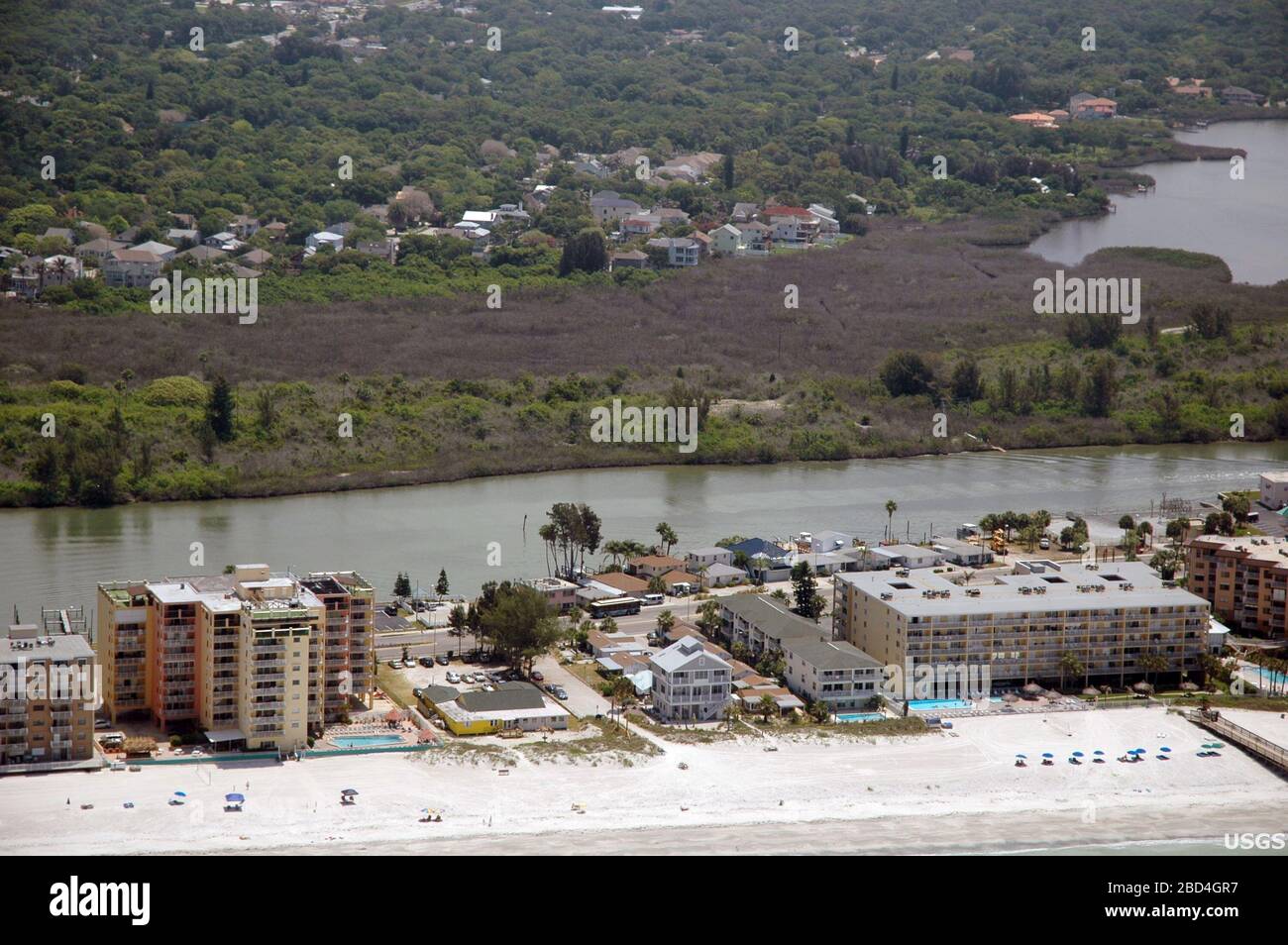 Die Mangrovenwälder Floridas wurden von den ungewöhnlich kalten Temperaturen im Januar 2010 hart getroffen. Hier schneidet ein matter brauner Schwad von gefrierbeschädigten Mangroven über das Foto, Pinellas County, FL - Ca. Mai 2010 Stockfoto