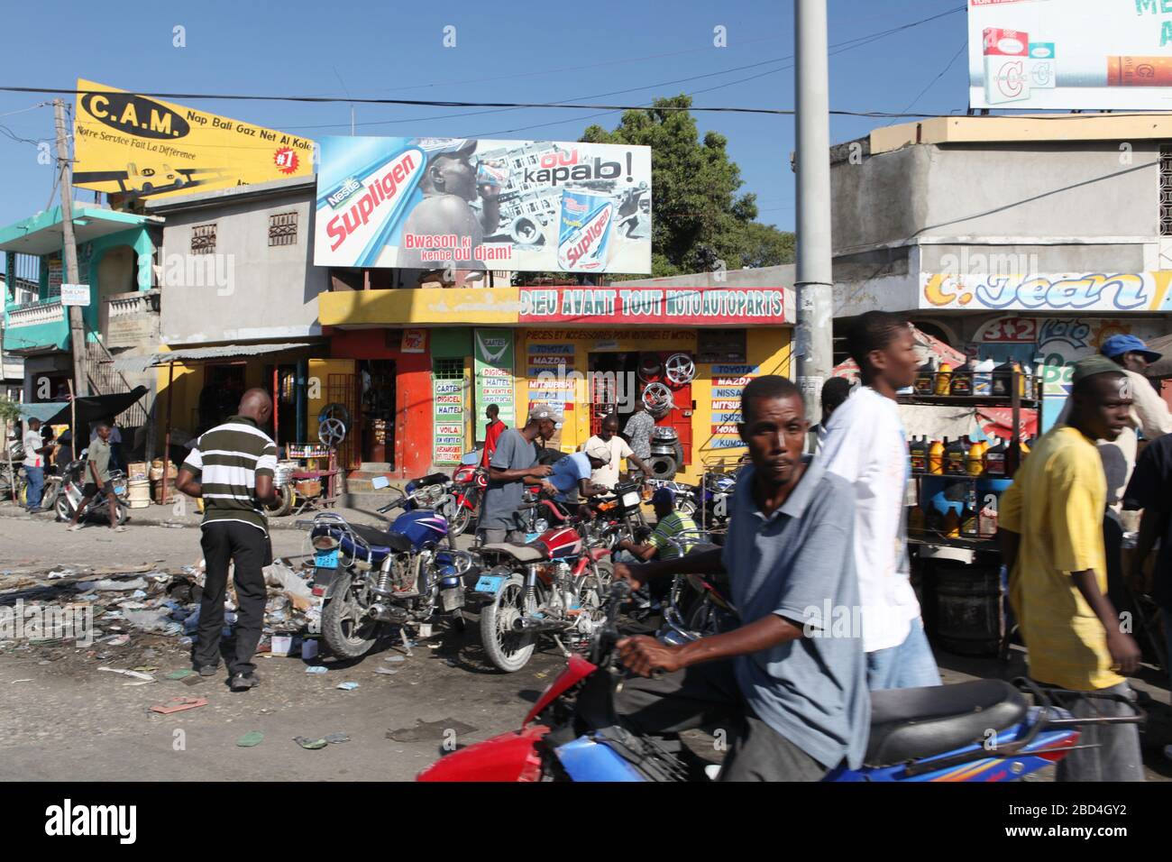 Haitianer besuchen Unternehmen, die nach dem Erdbeben der Stärke 7, das Haiti am 12. Januar 2010 heimsuchte, nicht zerstört wurden Stockfoto