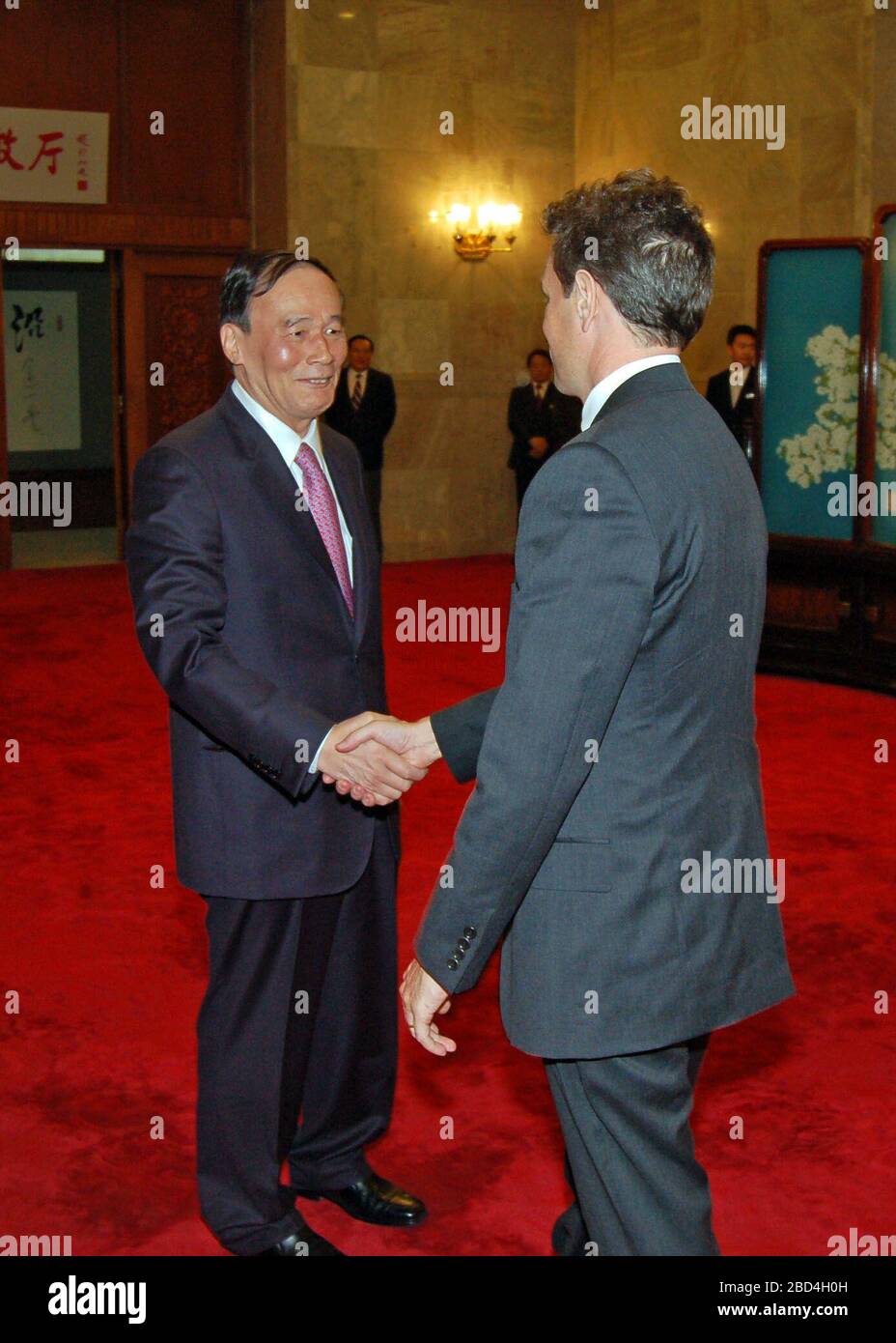 Minister Geithner, der Vizepräsident Wang Qishan, sein Gegenstück im strategischen und wirtschaftlichen Dialog zwischen den USA und China, in der großen Halle des Volkes treffen wird. Stockfoto