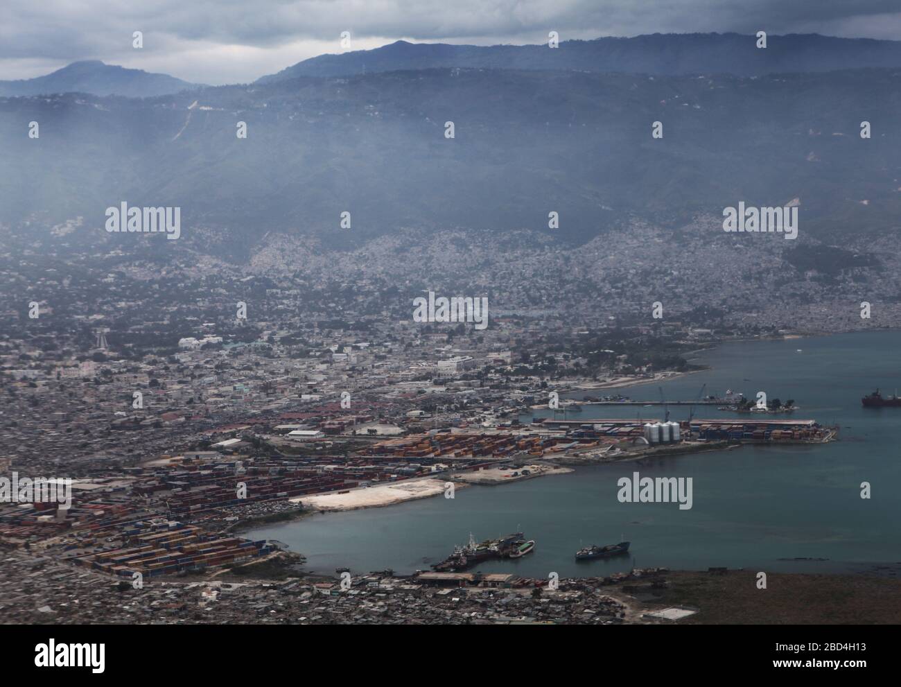 Februar 2010 - Port-au-Prince, Haiti, mit Blick nach Südosten mit dem Hafen im Vordergrund. Viele der Viertel mit den schwersten Zerstörungen durch das Erdbeben der Stärke 7, das Haiti am 12. Januar 2010 heimsuchte, sind in diese Ansicht einbezogen. Stockfoto