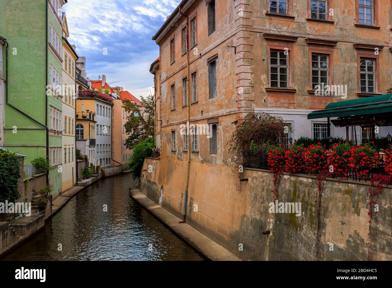 Enger Kanal des Flusses Certovka zwischen den Häusern in der Altstadt von Prag, Tschechien. Stockfoto