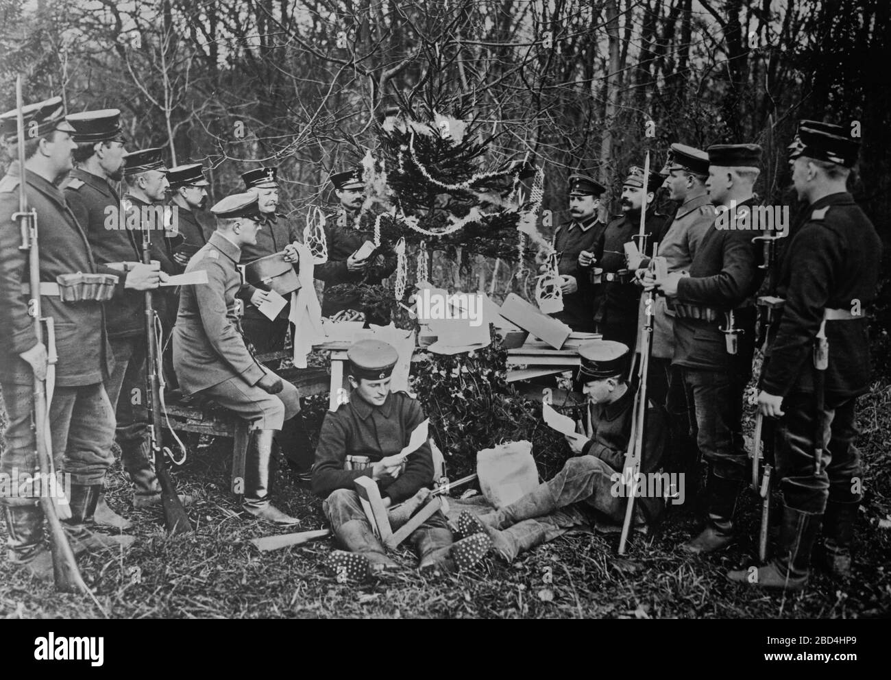 Deutsche Soldaten versammelten sich um einen Weihnachtsbaum, draußen während des ersten Weltkriegs. 1914-1915 Stockfoto Deutsche Soldaten versammelten sich um einen Weihnachtsbaum, draußen während des ersten Weltkriegs. 1914-1915 Stockfoto