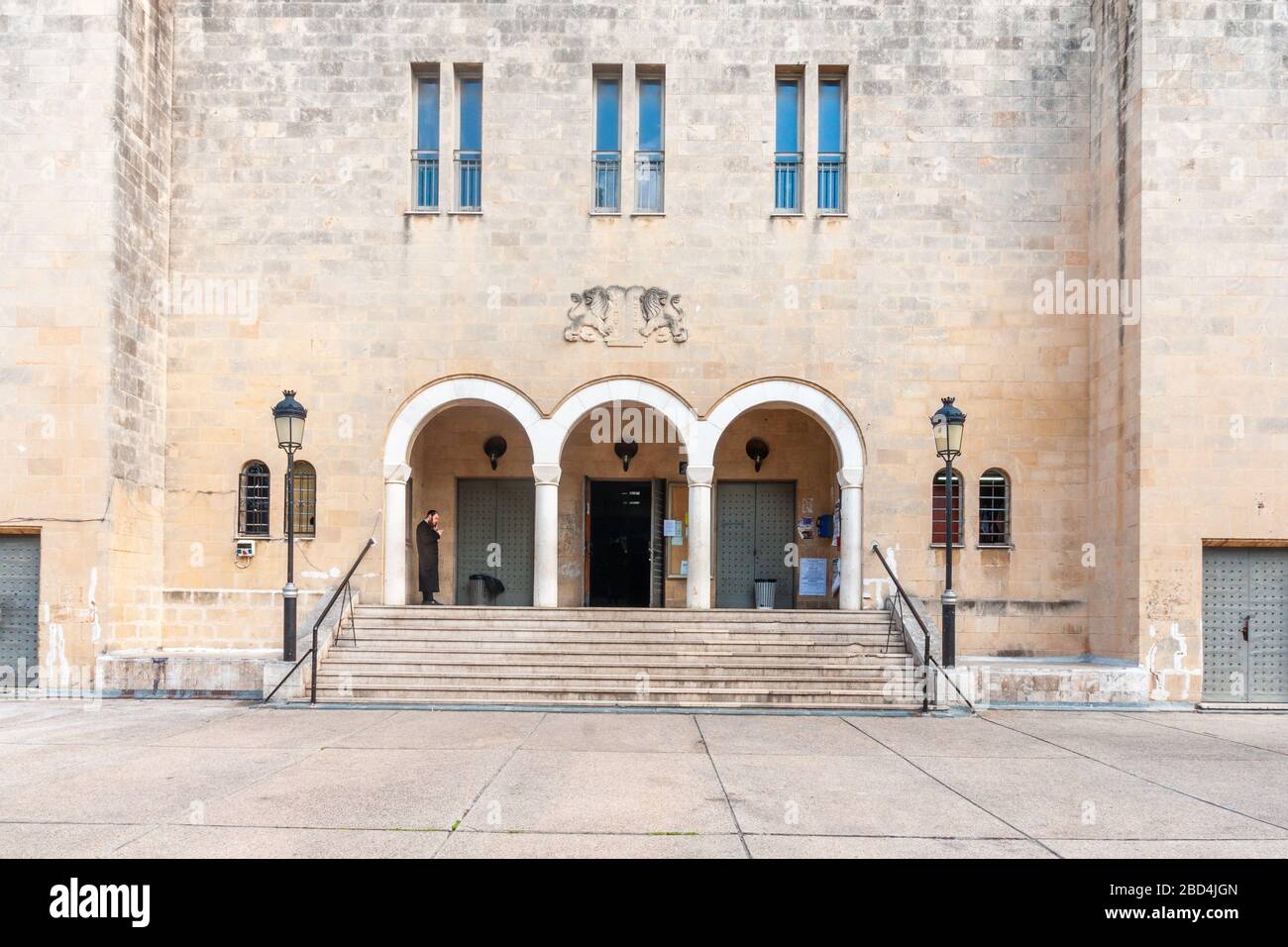 Haifa, Israel - 13. Mai 2014: Blick auf die Fassade der großen Synagoge, mit einem Gebet, im Hadar HaCarmel Viertel, Haifa, Israel Stockfoto