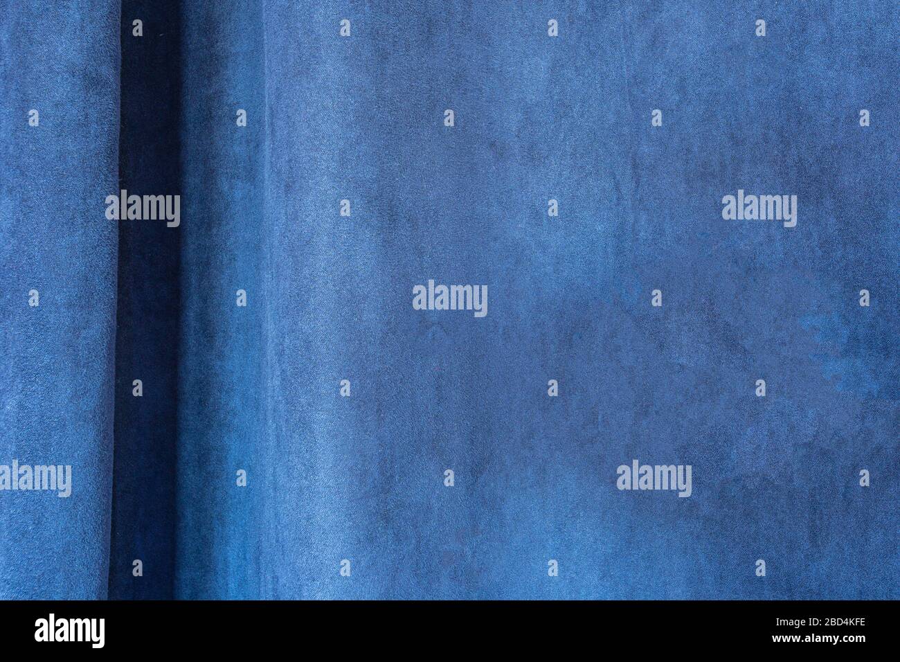 Nah-Vorhänge aus hellblauem Stoff, Blue Velvet, moderner Designhintergrund Stockfoto