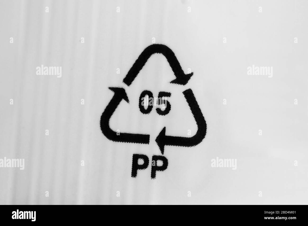 Nahaufnahme des Kunststoff-Recycling-Symbols PP 05 - Polypropylen Stockfoto