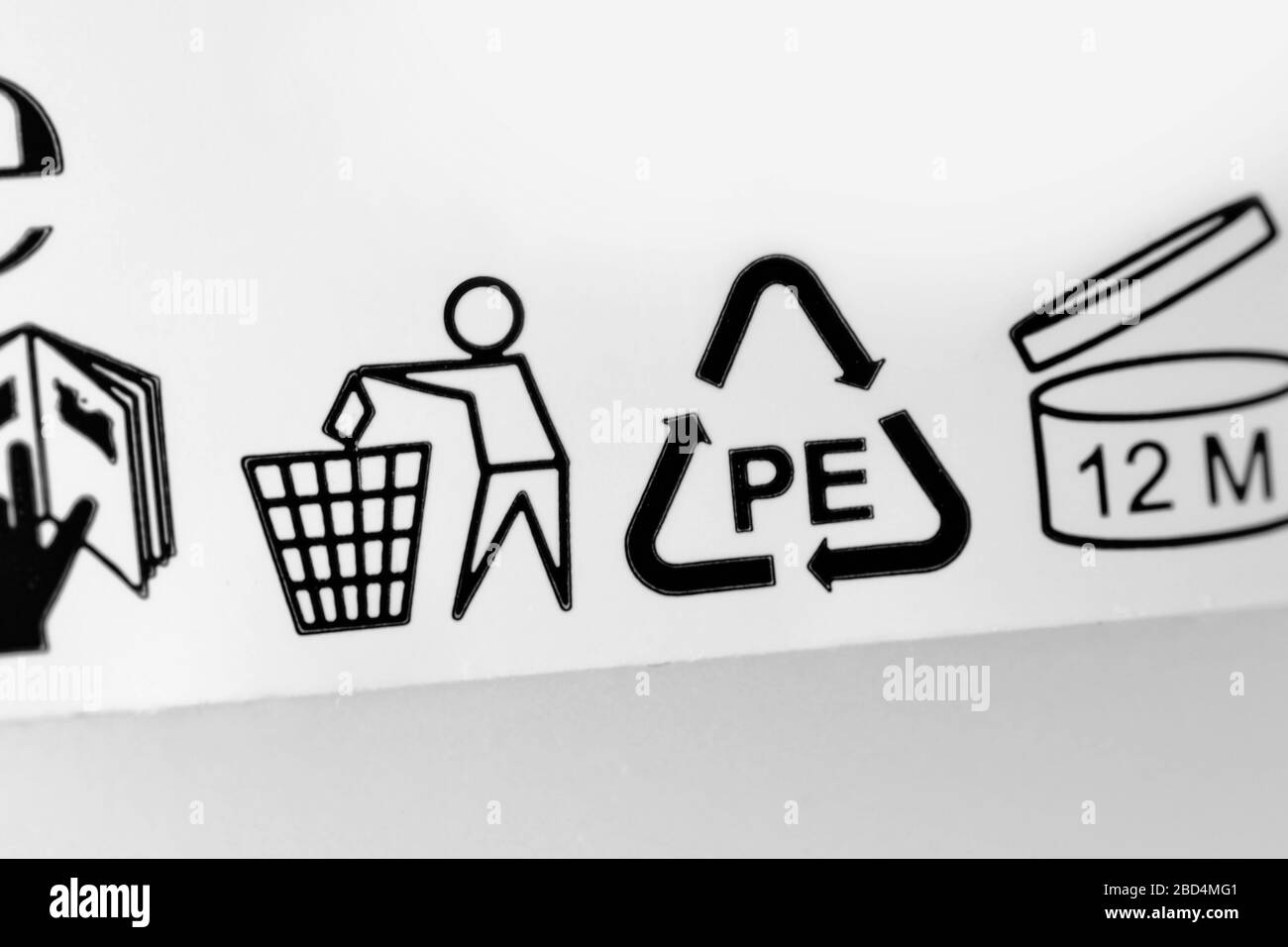 Nahaufnahme des Kunststoff-Recycling-Symbols PE - Polyethylen Stockfoto