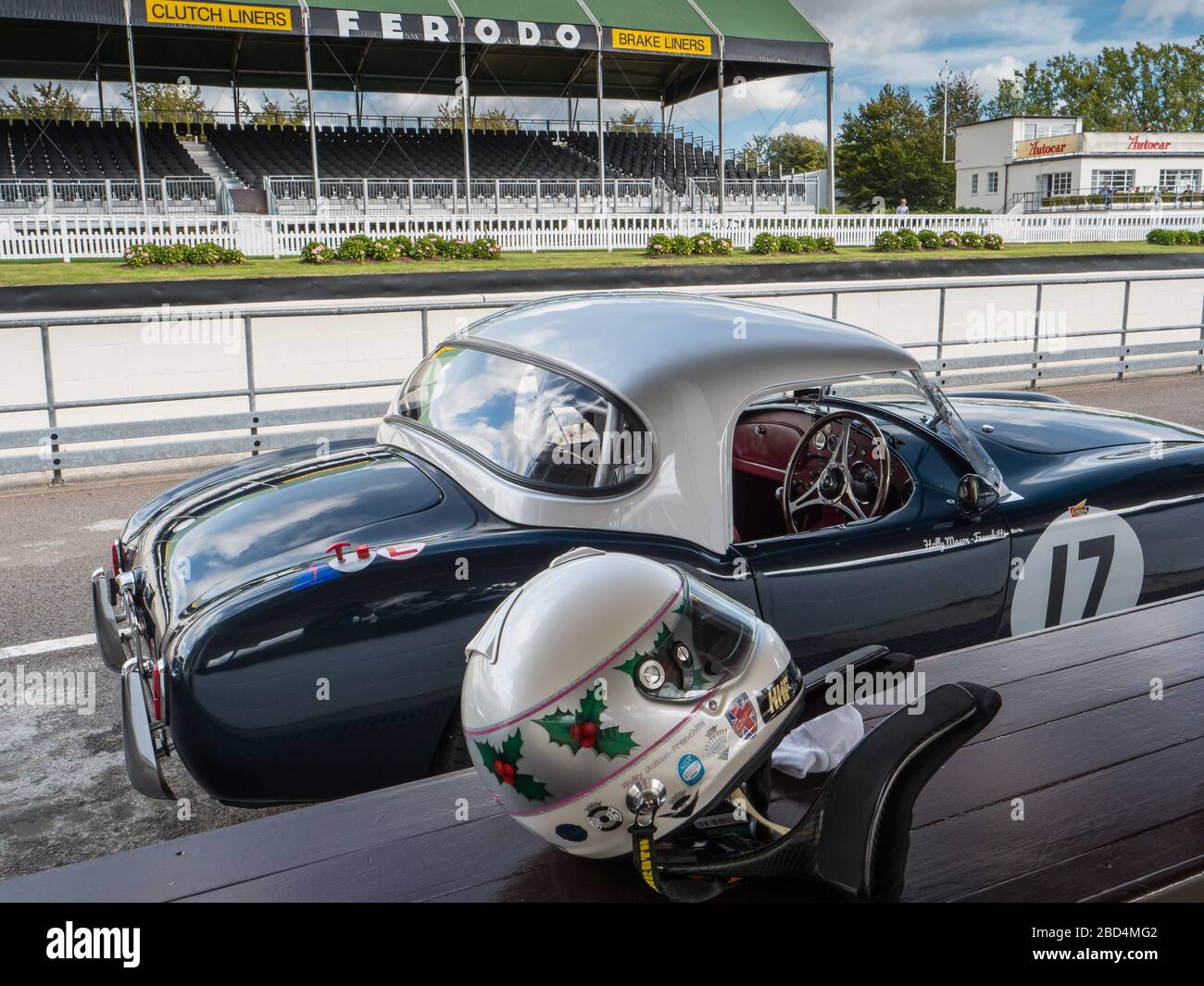 Holly Mason Franchitti Rennwagen in der Boxengasse, Goodwood Revival Testtag Goodwood, West Sussex UK 2019 Stockfoto