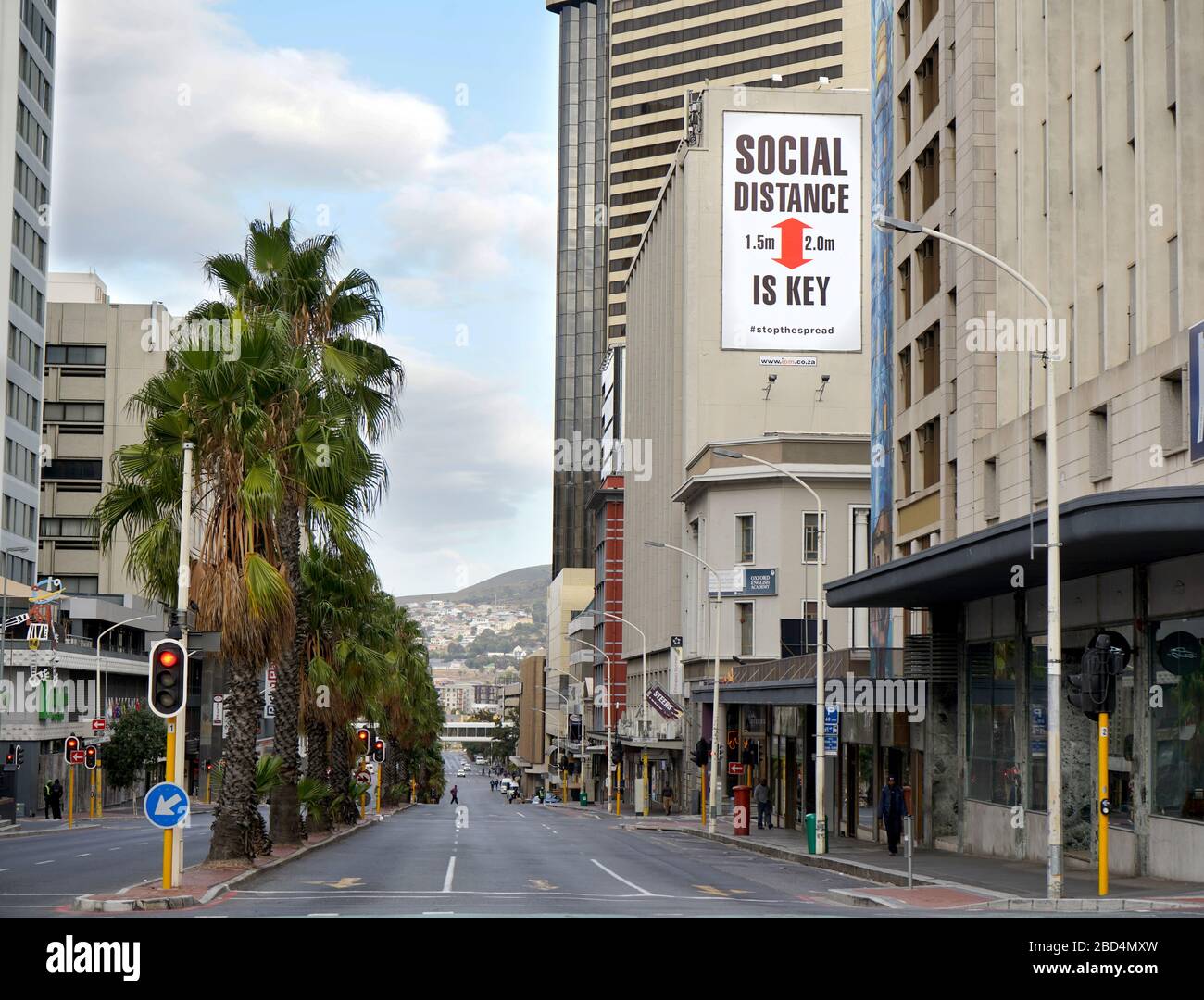 Kapstadt, Südafrika - 6. April 2020: Leere Straßen und ein soziales Distanzzeichen in Kapstadt während des Coronavirus Sperrens Stockfoto
