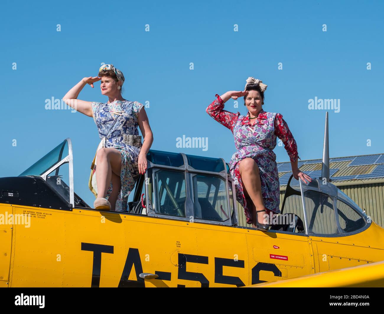 Frauen in einem Flugzeug DER AT-6A Texan, Goodwood Revival 2019 West Sussex UK Stockfoto
